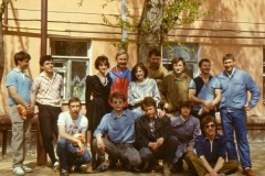 В.Якунин. Снято в Горноалтайске.Верхний ряд слева направо:Г.Никитин,В.Бальзам,В.Якунин (с приглашенными горноалтайками)Г.Соркин,В.Горин,С.Рошляков,М.Самохвалов. Нижний ряд:С.Наумкин,видеооператоры А.Новиков и Г.Матюхин,М.Самохвалова,Н.Микрюков.
