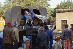 В.Якунин. Погрузка снаряжения в машину.