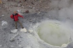 воронка вулканической серы в Мутновском