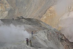 В кратере вулкана Мутновский
