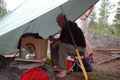 Старый жарит грибочки