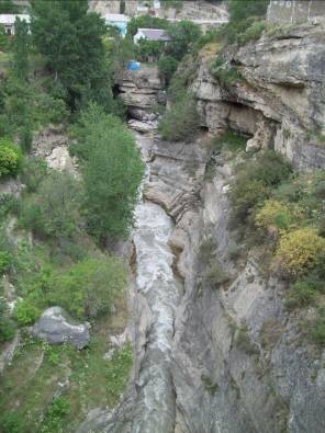 В п. Ташкопур стенки каньона смыкаются  река уходит в пещеру