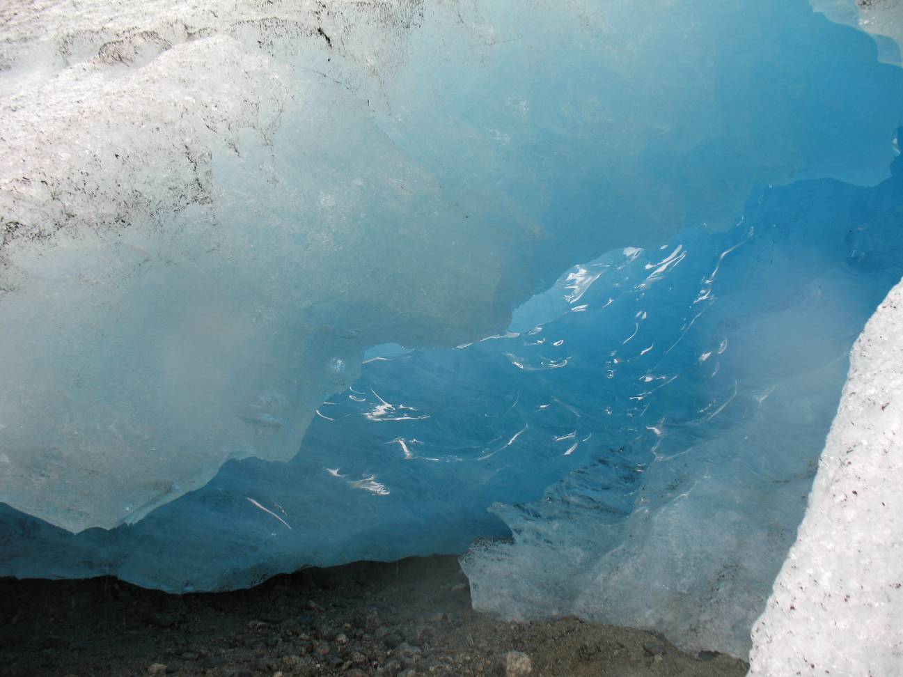 Голубой лед ледника.