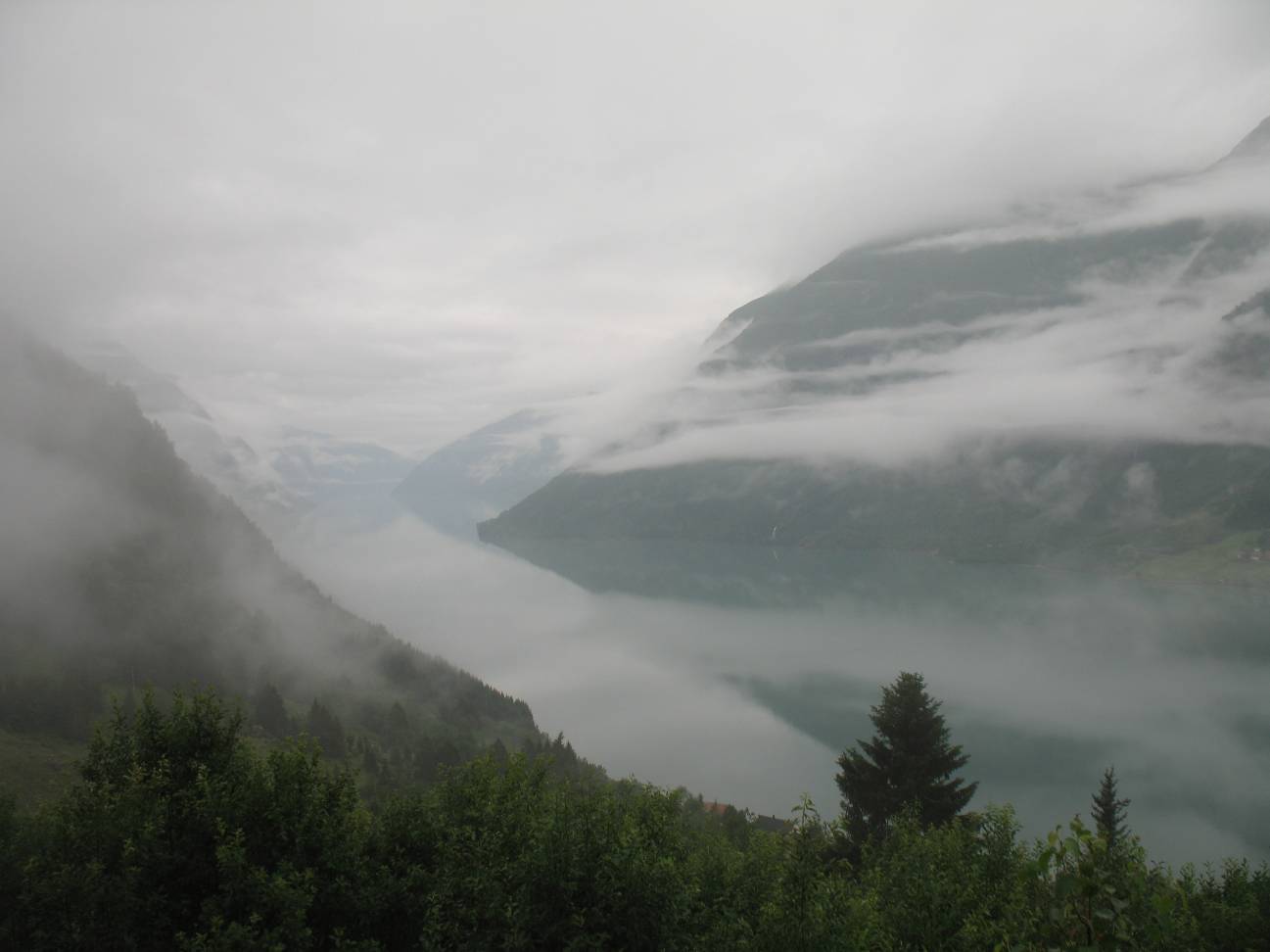 Fjærlandsfjorden тонет в облаках.
