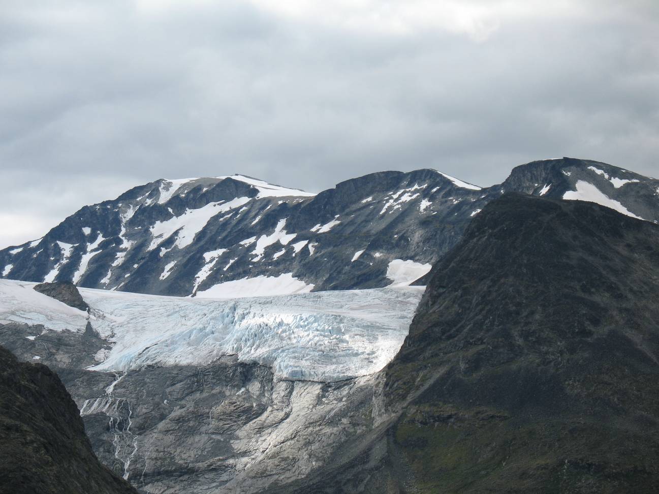 Вид на ледник Svellnosbreen.