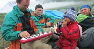 Фото. Чукотскому малышу понравился Данькин музыкальный инструмент- мелодика.