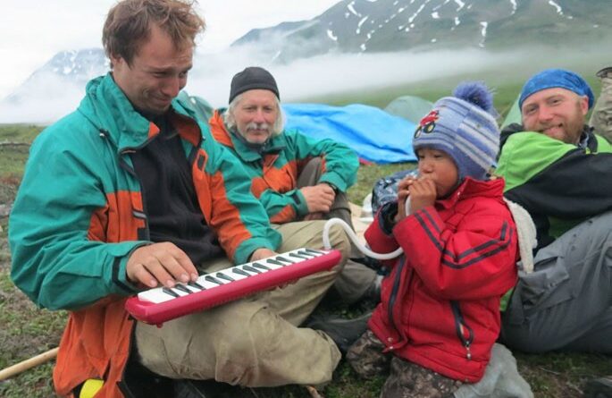 Фото. Чукотскому малышу понравился Данькин музыкальный инструмент- мелодика.