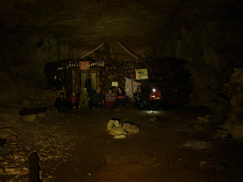 У входа в подземный базовый лагерь.