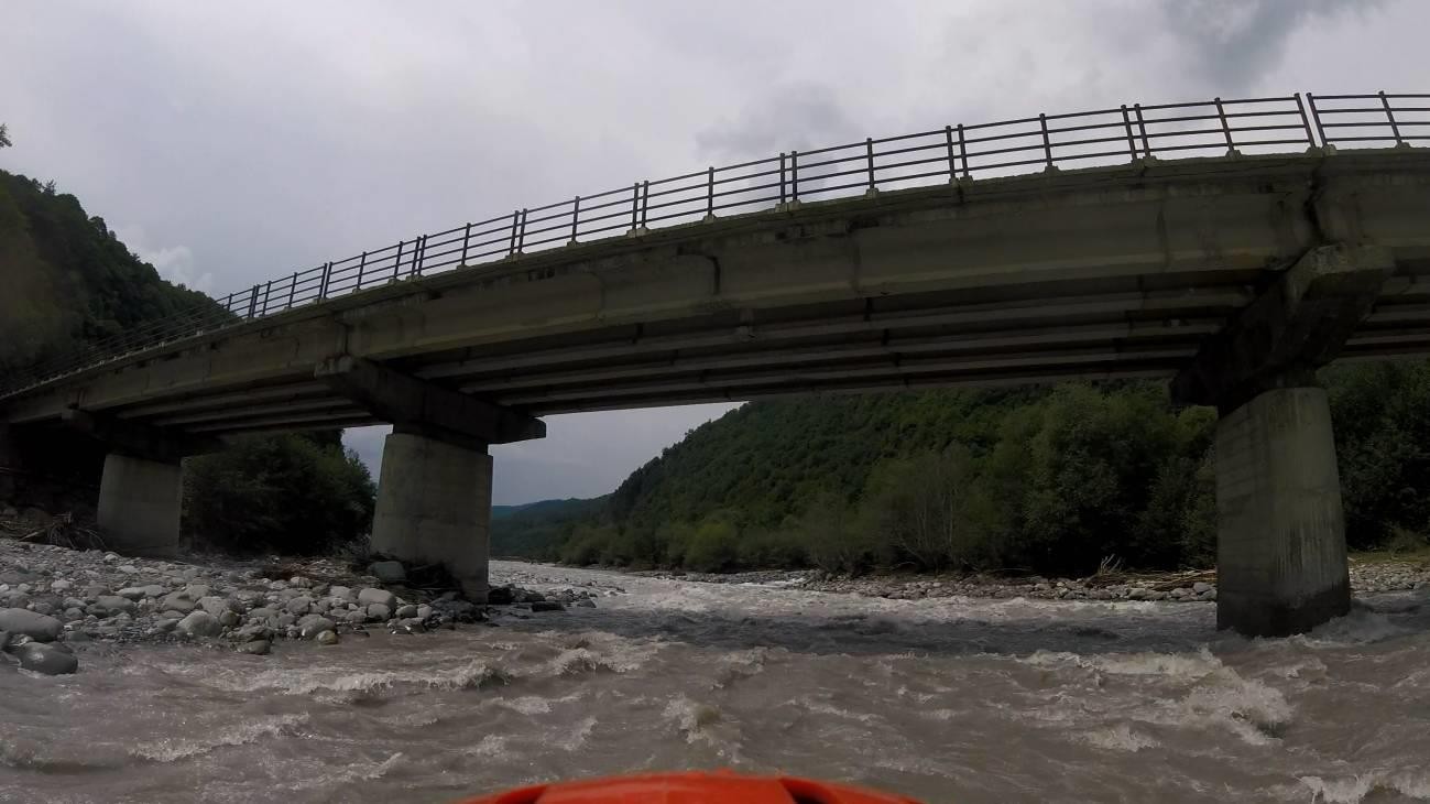 Ф.31 Мост через Риони, ниже моста справа впадает река Саккаура.