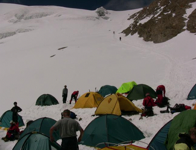 Вид из Лагеря №2 на подъем на гребень ведущий к в.Раздельная