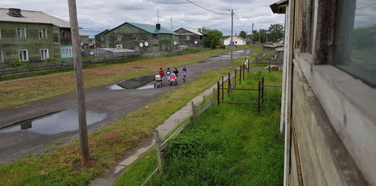 ФОТО. Из окна гостиницы. Поселок Ачайваям. Нас приютила администрация поселка в лице Эмининой Натальи Александровны, в поселковой гостинице.